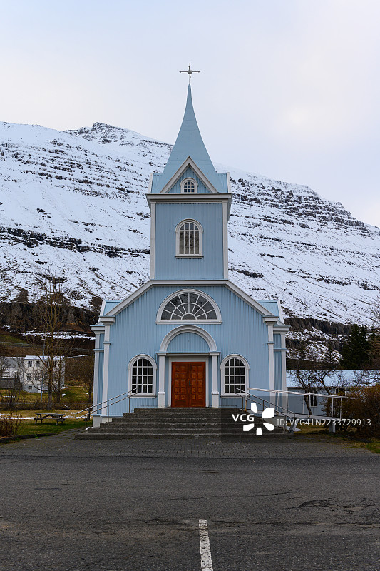 冰岛的蓝色教堂与雪山背景图片素材