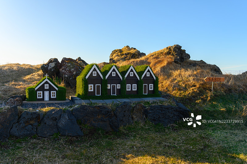 被苔藓覆盖的微型房屋位于冰岛赫利桑杜尔的岩石景观中图片素材