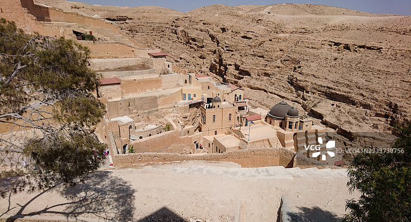 约旦沙漠风光中修道院的俯瞰视角图片素材