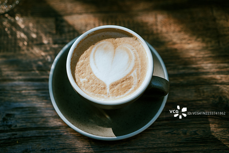 乡村木质环境中的心形拿铁艺术咖啡图片素材