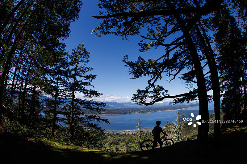 加拿大不列颠哥伦比亚省霍恩比岛的山地自行车骑行图片素材