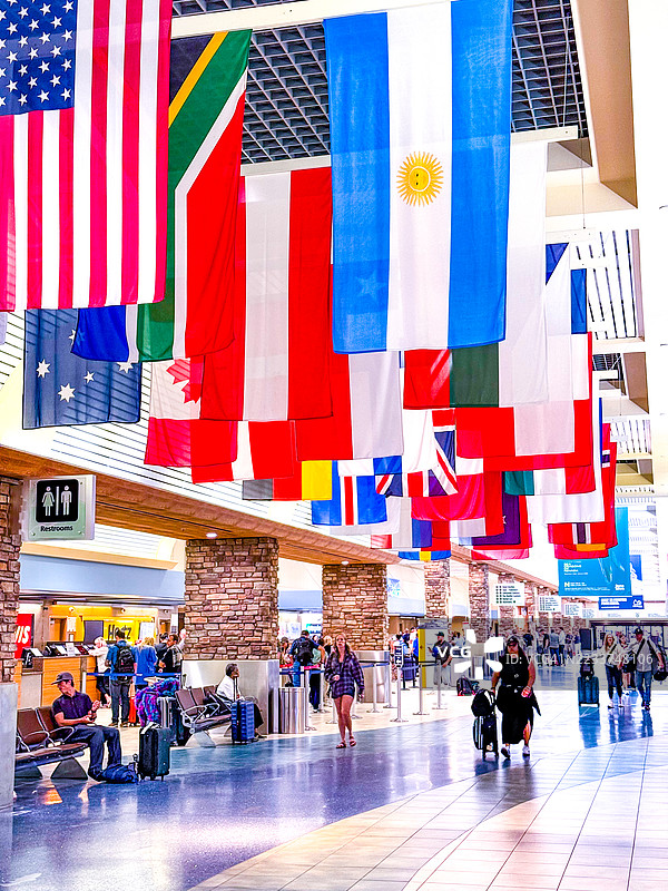 在雷诺-塔霍国际机场，悬挂在天花板上的旗帜图片素材