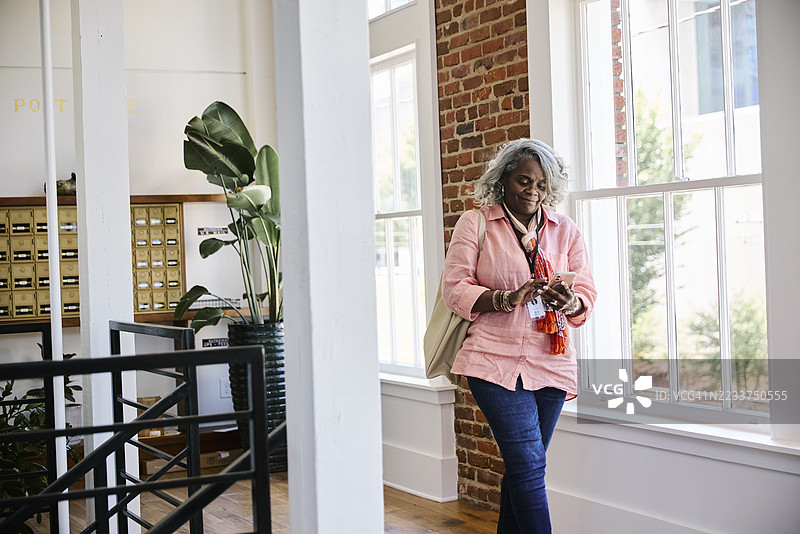 女商人抵达办公室参加商务研讨会图片素材