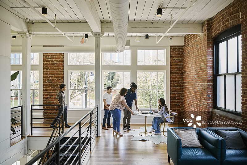 商务会议参会者在接待处办理登记图片素材