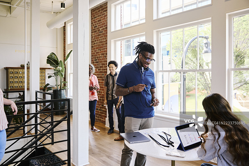 男企业家在商务会议上领取身份证图片素材