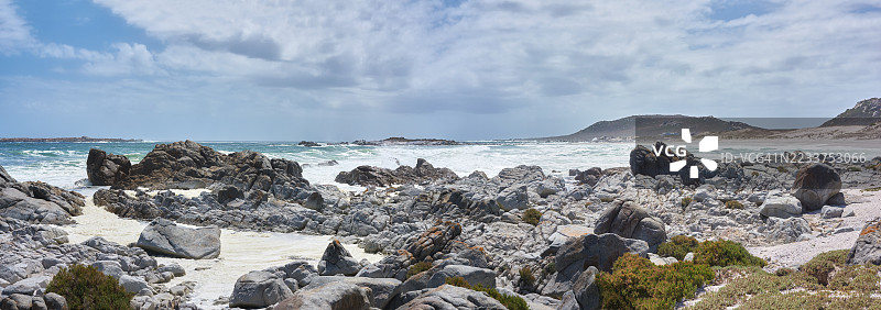 南非西开普省的海岸岩石海岸，波浪与植物相伴图片素材