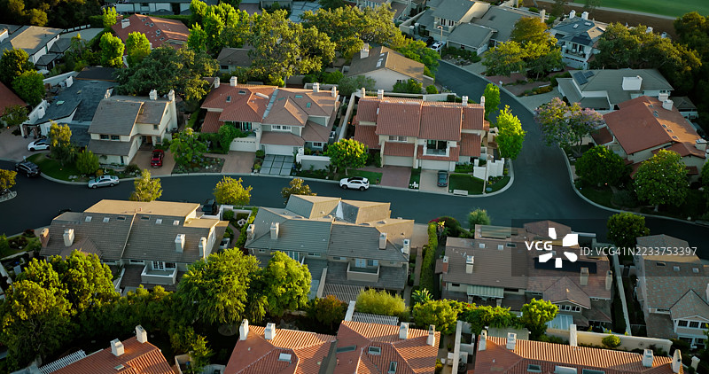 加州千橡市郊区住宅的高角度航拍镜头图片素材