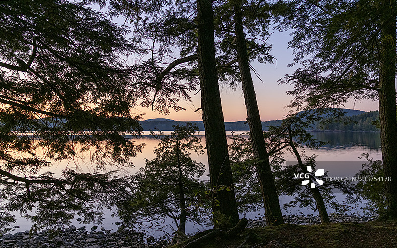 日落时分的弗雷泽湖，奥尔福德山国家公园，加拿大图片素材