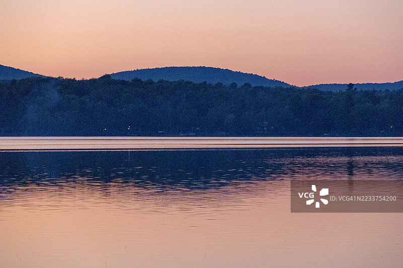 日落时分的弗雷泽湖，奥尔福德山国家公园，加拿大图片素材