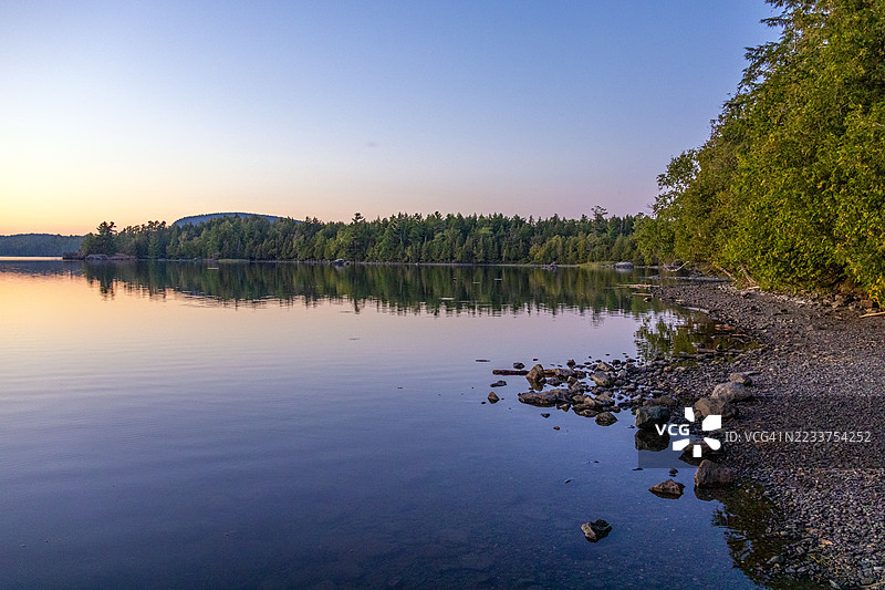 日落时分的弗雷泽湖，奥尔福德山国家公园，加拿大图片素材
