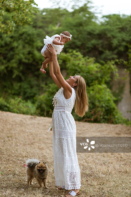 母亲与婴儿之间的爱图片素材