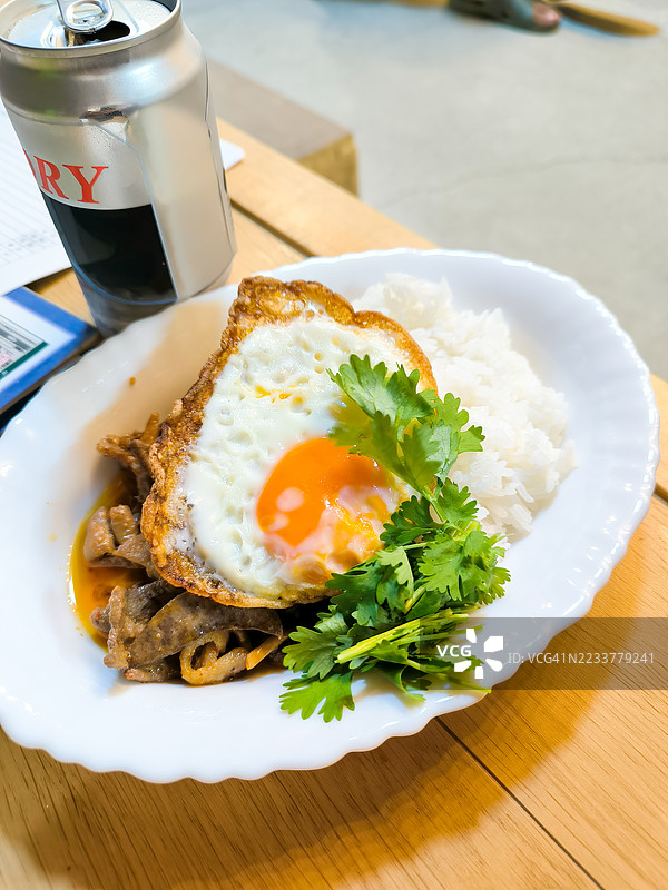 南伊豆的客栈享用美味晚餐。干鲭鱼。泰式炒饭。龙虾味噌汤。静冈县南伊豆町加茂地区的中木港 - 2025年7月19日图片素材