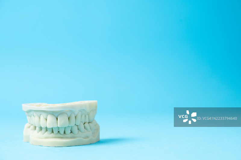 蓝色表面上的3D打印下颌模型图片素材
