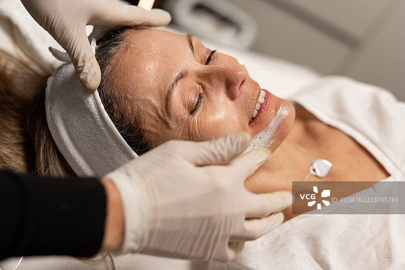 接受脉冲光治疗后的女性面部图片素材