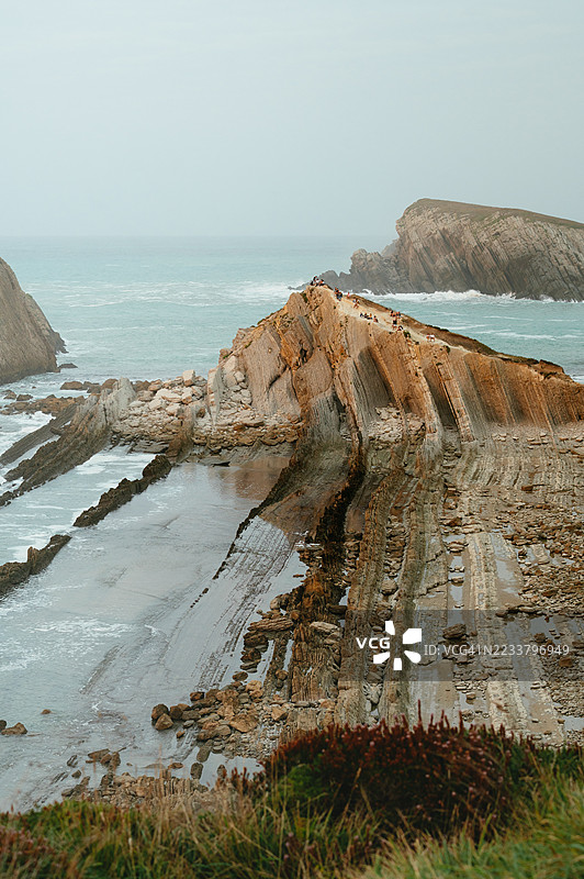 西班牙坎塔布里亚的阿尔尼亚海滩图片素材