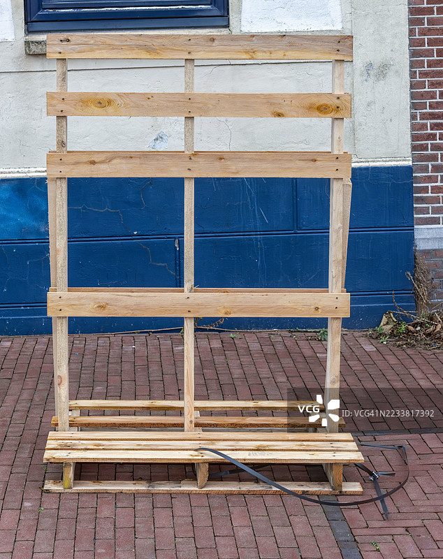 木制工业托盘垂直放置在街道上图片素材