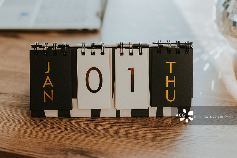 桌面翻页日历显示一月一日的金色字母图片素材