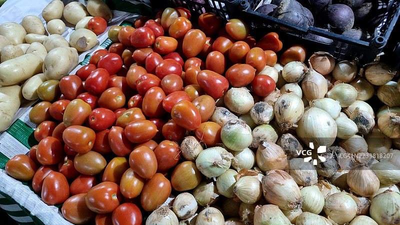 集市上的水果和蔬菜摊位图片素材