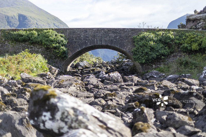 从干涸的洛河河床望向南方的山脉，可以看到邓洛伊峡谷的许愿桥。图片素材