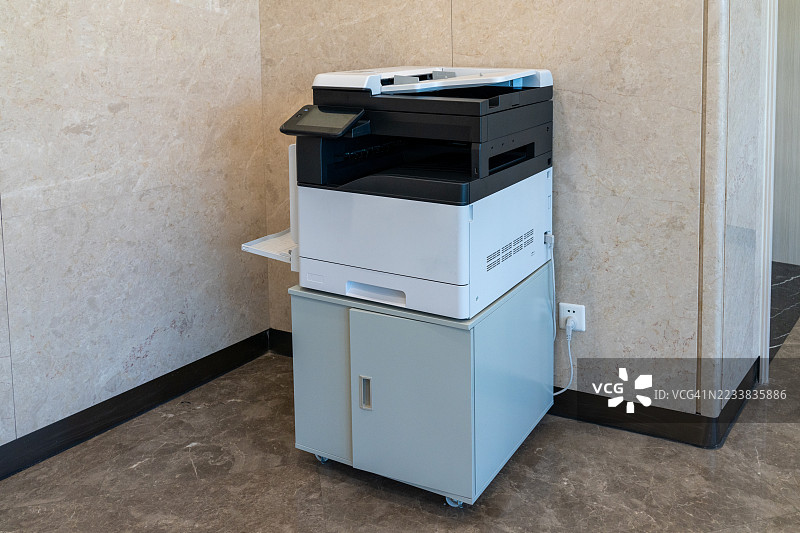 靠墙的地板上的办公复印机图片素材