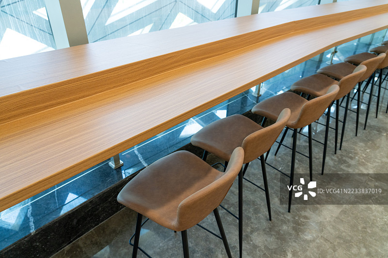 现代咖啡馆室内，配有木制桌椅图片素材