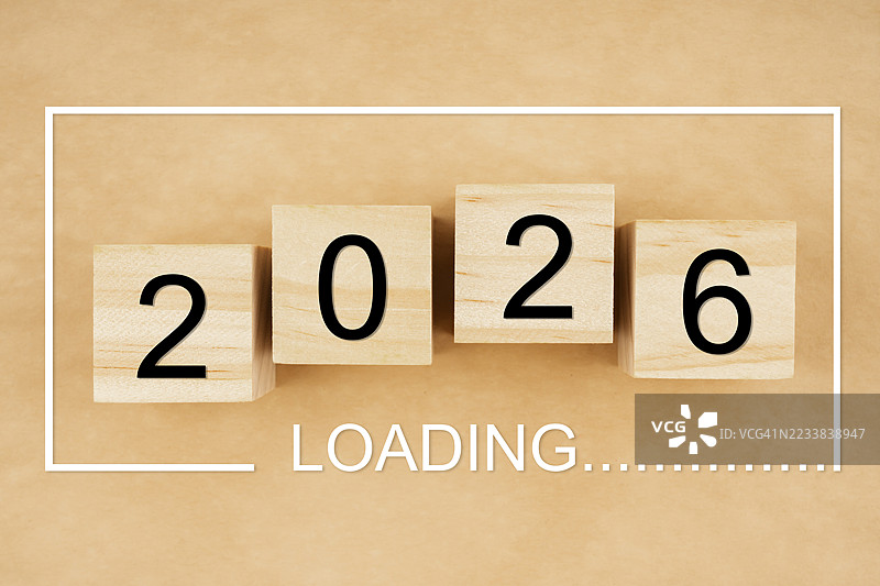 在木制立方体上加载2026数字。2026年新年概念。图片素材