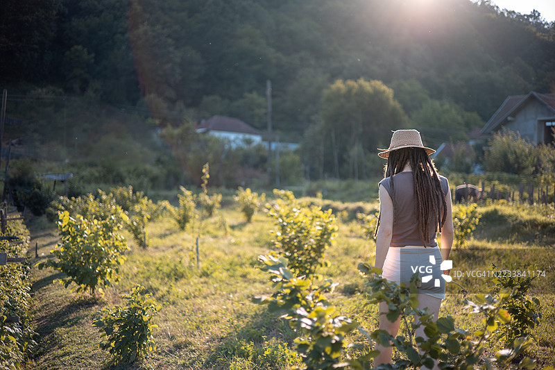 年轻女性在自己经营的农场工作图片素材