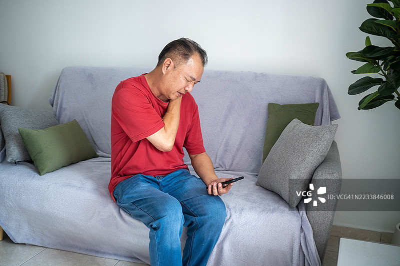 过度劳累，颈部疼痛：长时间工作的后果图片素材