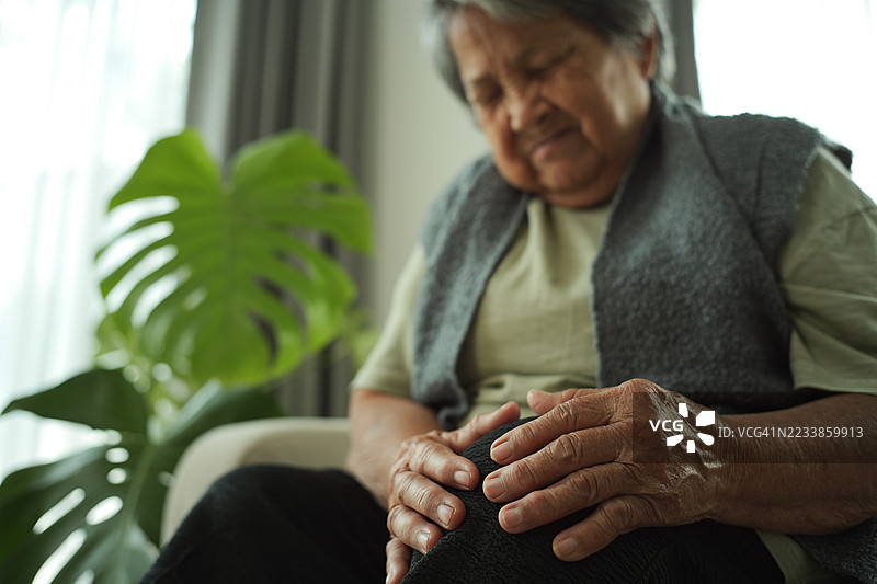 患有关节炎或膝盖受伤的老年亚洲女性。图片素材
