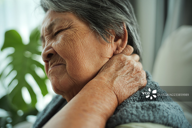 老年人颈部疼痛图片素材