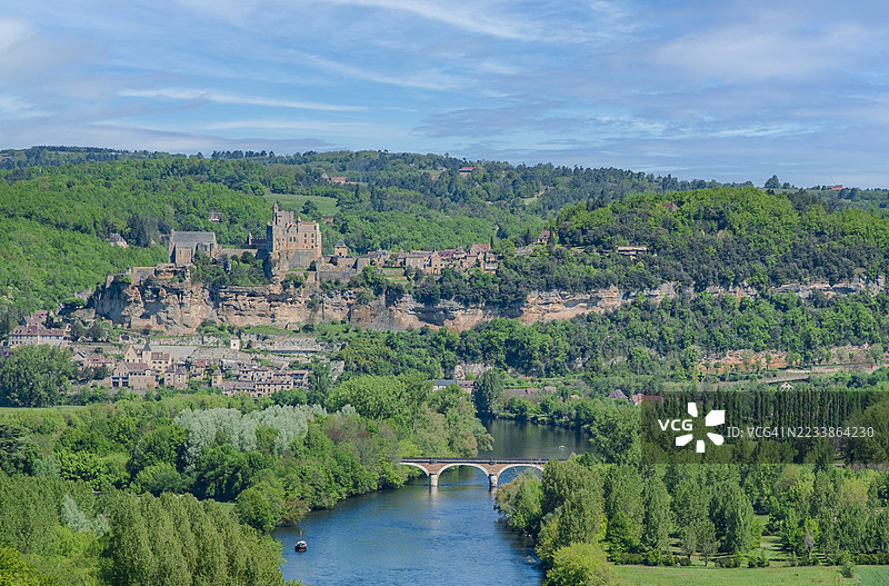 贝纳克城堡和村庄以及多尔多涅河的景观。图片素材