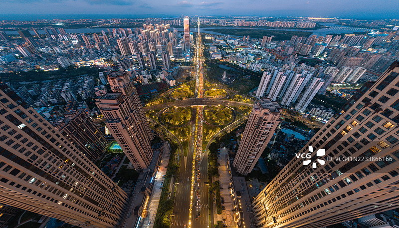 城市交叉口的鸟瞰图，摩天大楼与灯光照明的道路图片素材