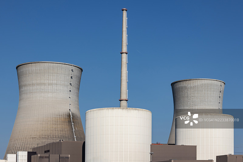 两个冷却塔和核电站的其他大型建筑图片素材