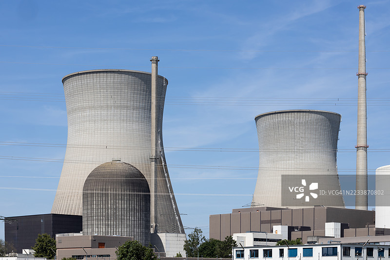 古恩德雷明根核电站与两个大型冷却塔图片素材