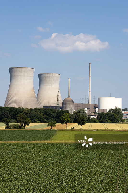 古恩德雷明根核电站与两个大型冷却塔图片素材