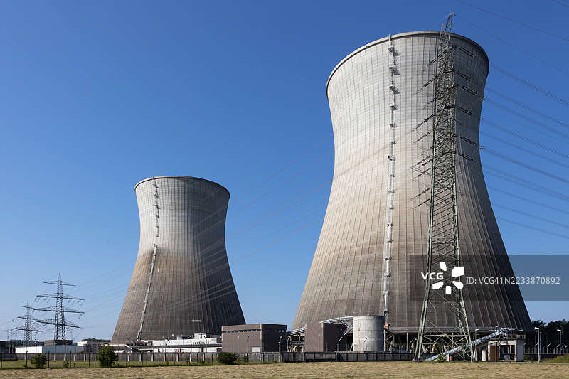 两座核电站的巨型冷却塔与高大的电力塔图片素材