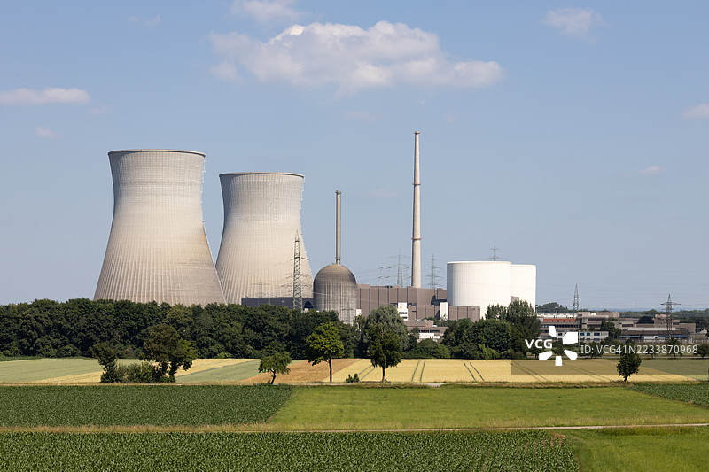 巴伐利亚风景中的古恩德雷明根核电站，配有两个大型冷却塔图片素材