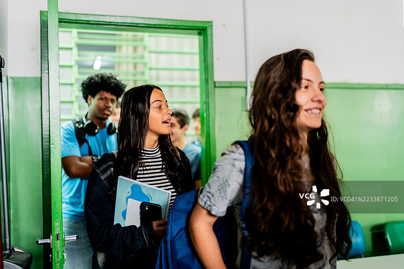 学生们兴高采烈地来到教室，开始学校活动。图片素材