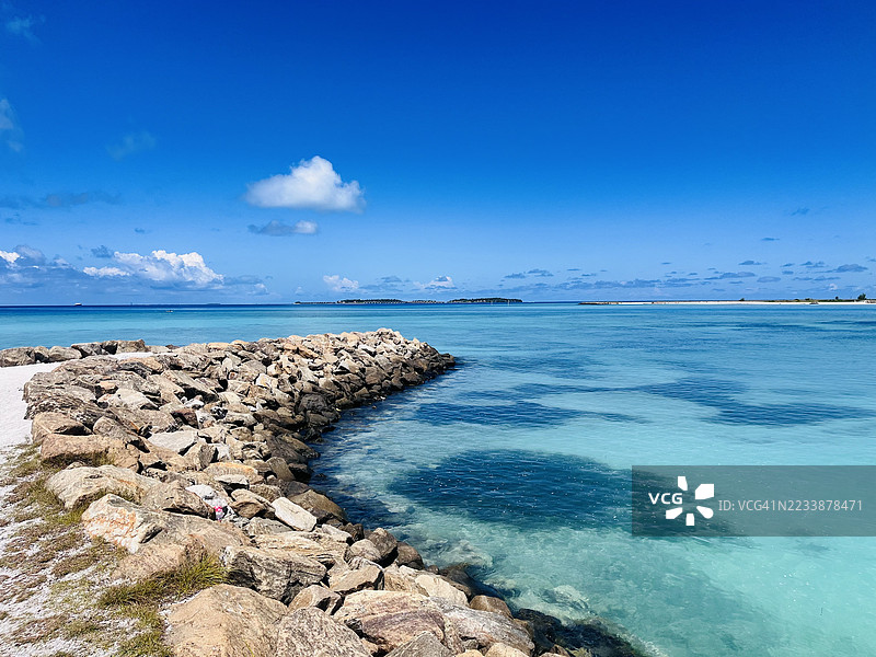 马尔代夫宁静的海岸风光与湛蓝的天空图片素材