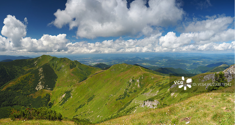 壮丽的山脉风景与生动的天空，斯洛伐克图拉尼，维尔基·克里万图片素材