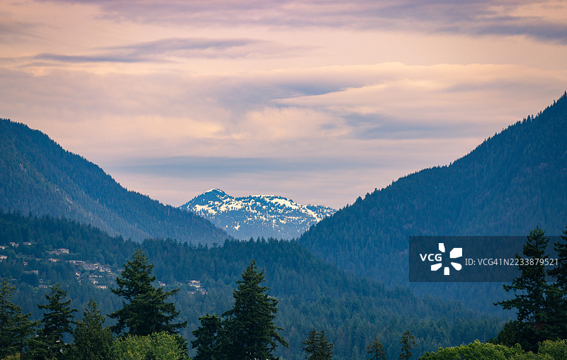 温哥华，加拿大的壮丽山脉日落景观图片素材