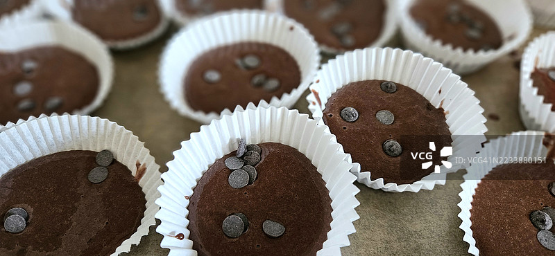 巧克力杯子蛋糕，纸杯中放有巧克力碎片图片素材