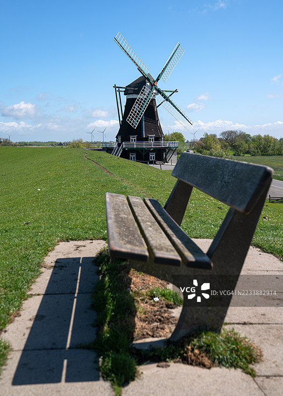 德国蓝天草地上的风车和空椅子的美丽景色图片素材