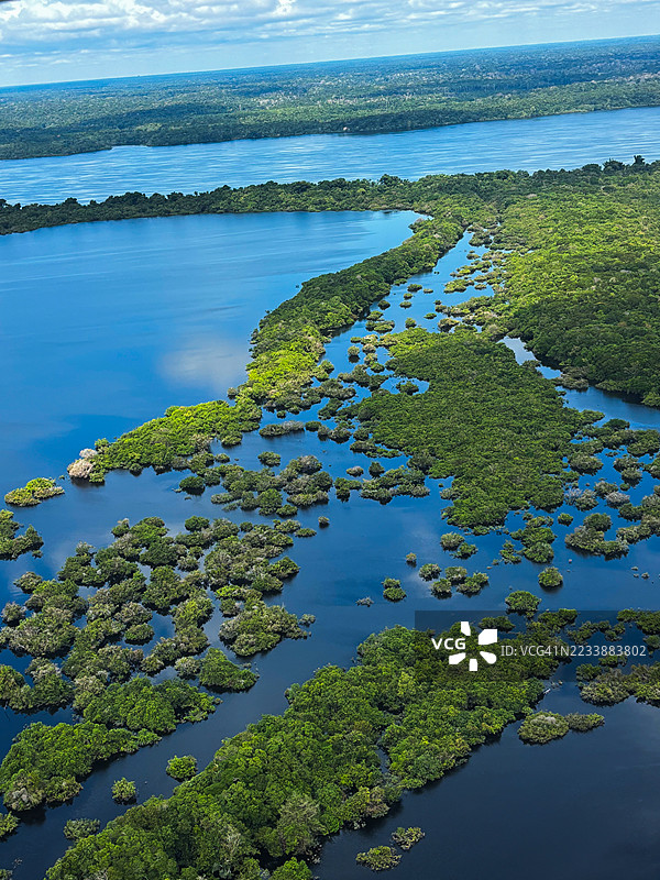 亚马逊雨林和河流的鸟瞰图图片素材