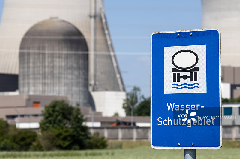 水保护区路标，背景为核电站图片素材