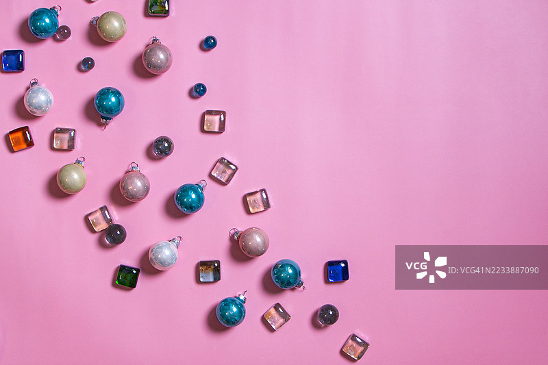 粉色背景上的圣诞装饰品图片素材