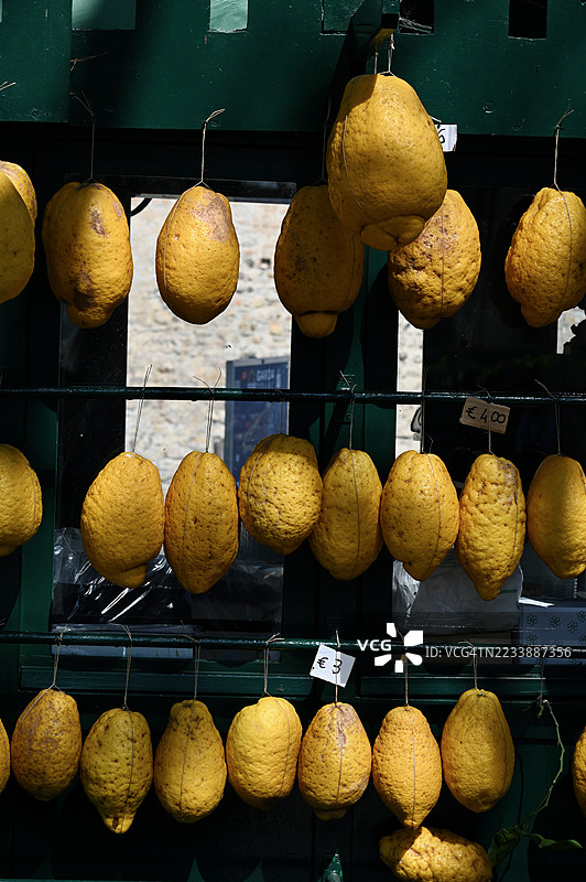 阳光下架子上挂着大柠檬图片素材