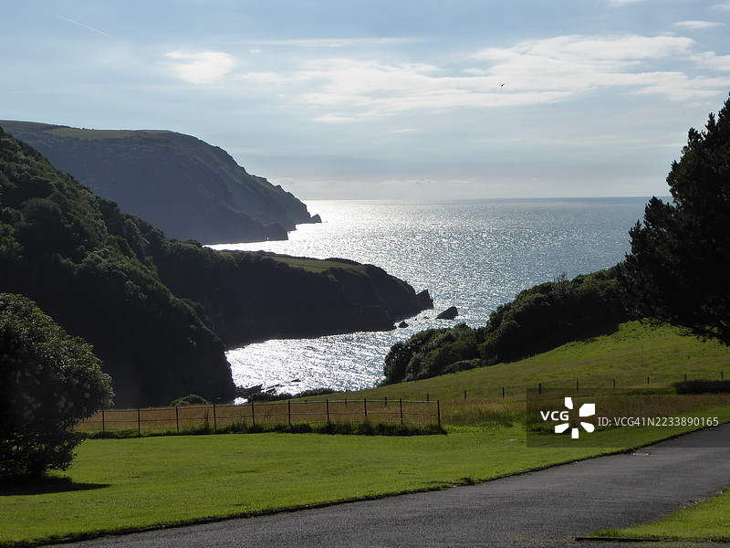 北德文郡的海岸风景，悬崖与海洋在蓝天下，李湾图片素材