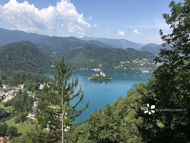 斯洛文尼亚布莱德湖的美丽景色，湖中有小岛和教堂图片素材