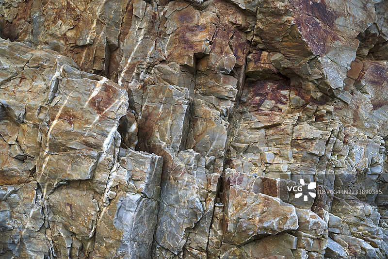 西班牙阿斯图里亚斯省波尔图伊塞洛海滩的天然裂纹岩石纹理图片素材